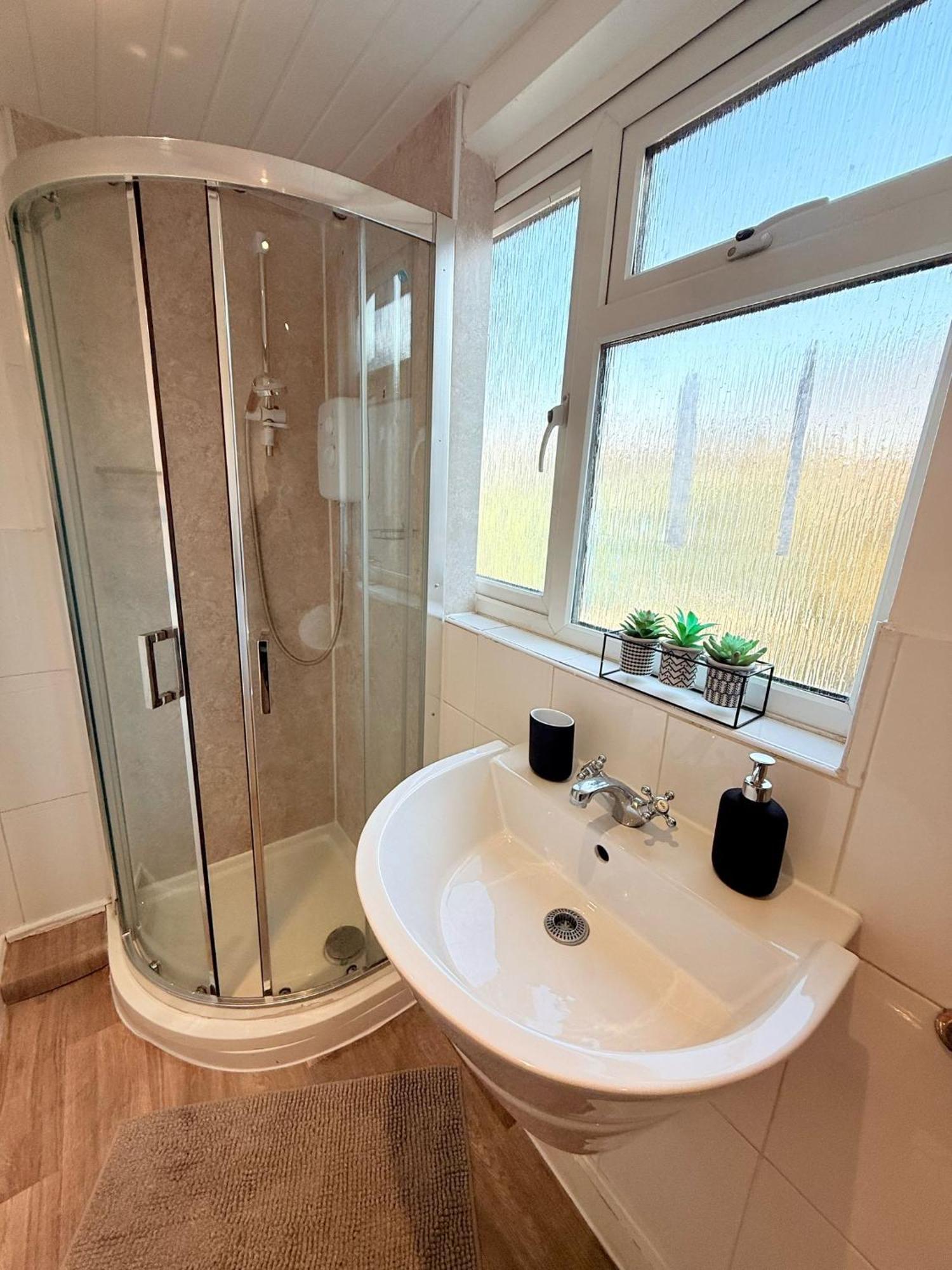 Wembley Rooms Лондон Экстерьер фото