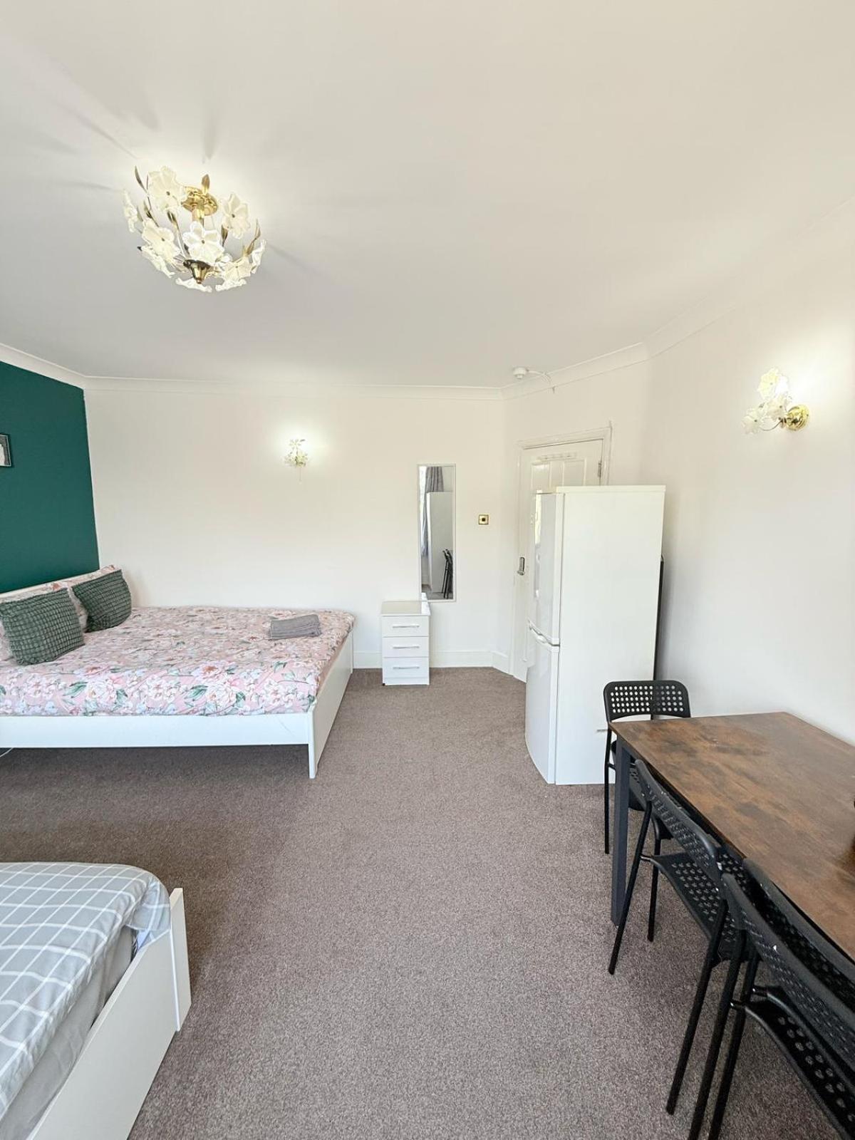 Wembley Rooms Лондон Экстерьер фото